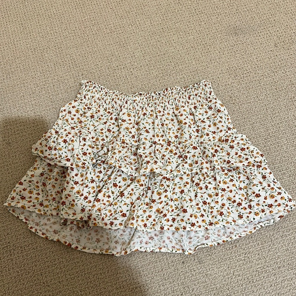 super cute joe benbasset skirt. super cute high waist with floral print